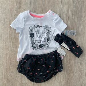 ***New with tags***
Baby girl three piece set!